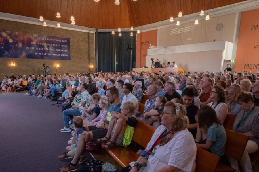 Volle zaal tijdens de dienst